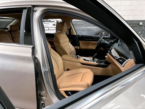 Used 2022 BMW 740i w/ Premium Package image 10