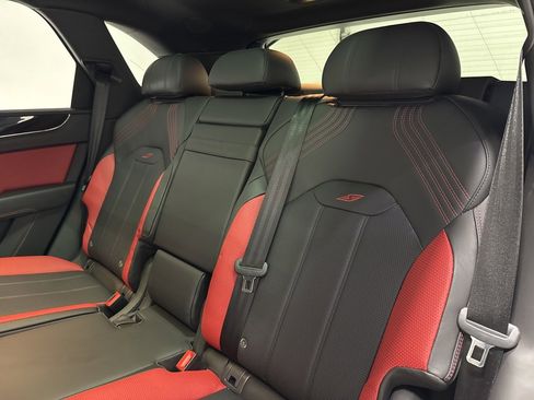 Used 2023 Bentley Bentayga image 42