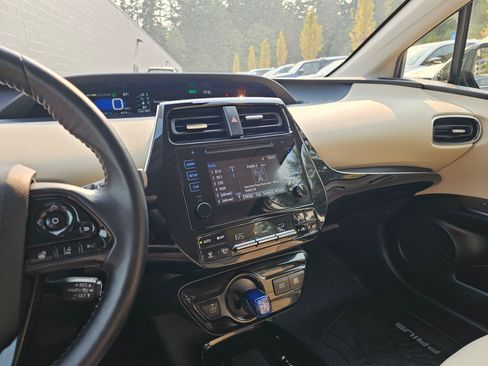 Used 2019 Toyota Prius XLE AWD/4WD image 29