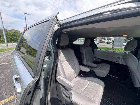 Used 2025 Toyota Sienna LE AWD/4WD image 9