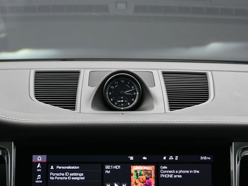 Certified 2025 Porsche Macan image 23