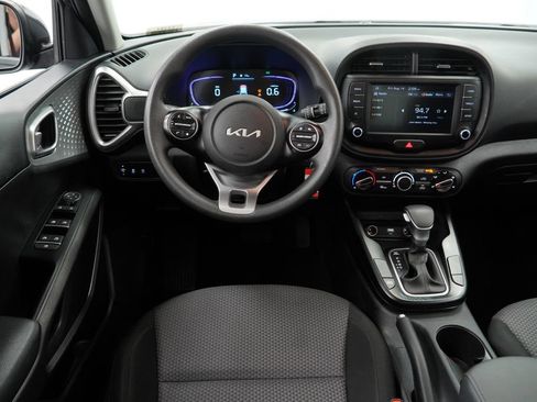 Used 2025 Kia Soul LX w/ LX Technology Package FWD image 13