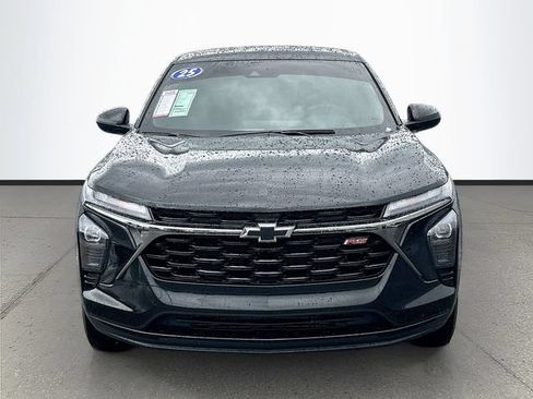 Used 2025 Chevrolet Trax RS FWD image 2