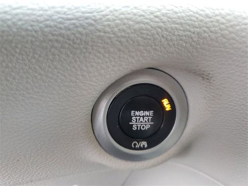 Used 2021 Chrysler Pacifica Touring w/ Uconnect Theater Family Group image 30