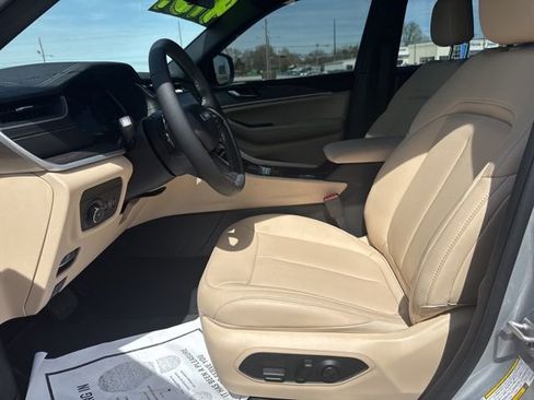 Used 2025 Jeep Grand Cherokee Limited w/ Black Appearance Package image 14