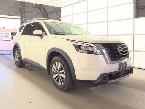 Used 2024 Nissan Pathfinder SL AWD/4WD image 3