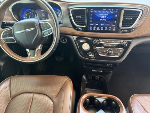 Used 2017 Chrysler Pacifica Limited w/ Advanced Safetytec Group FWD image 15