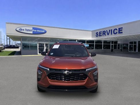 Used 2024 Chevrolet Trax RS w/ Sunroof Package FWD image 3