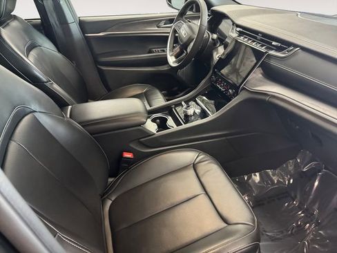 Used 2024 Jeep Grand Cherokee Limited w/ Luxury Tech Group II AWD/4WD image 4