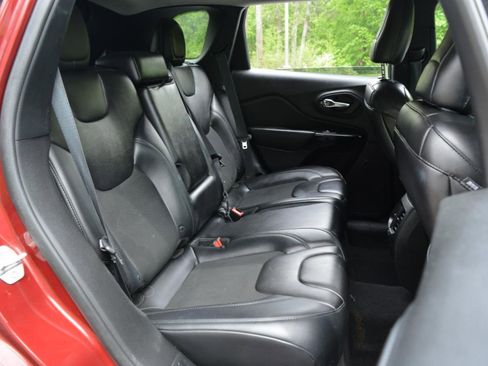 Used 2019 Jeep Cherokee Latitude Plus AWD/4WD image 15