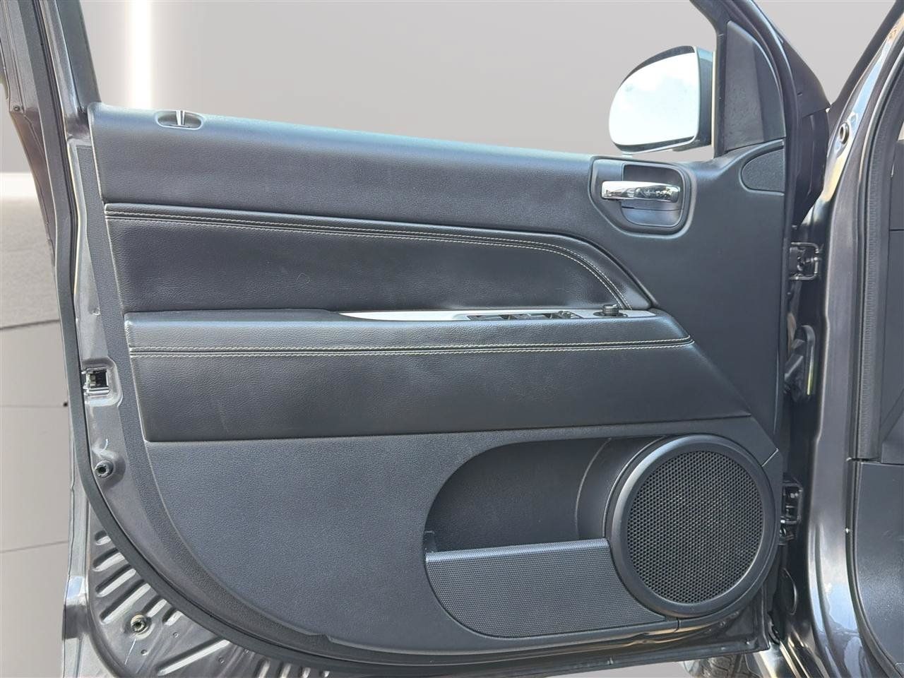 Used 2016 Jeep Compass Latitude FWD image 14