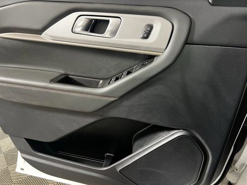 Used 2025 Ford Explorer Active w/ Active Comfort Package image 19