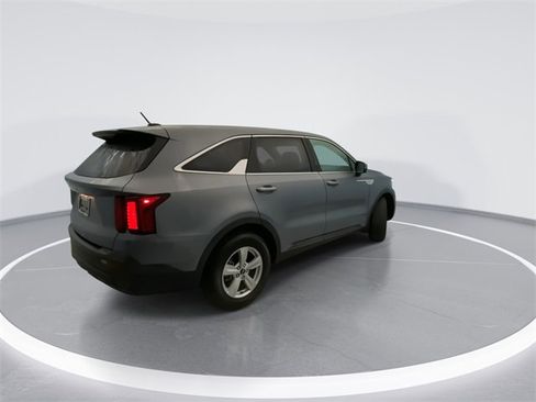 Used 2023 Kia Sorento LX image 4