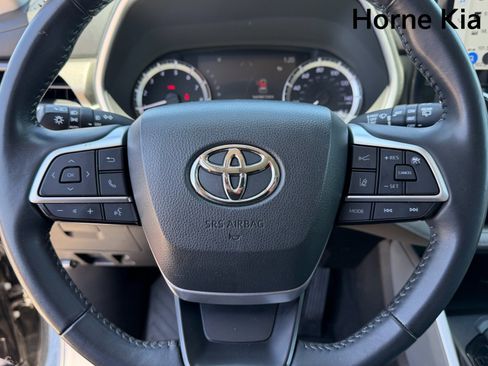 Used 2023 Toyota Highlander XLE FWD image 32