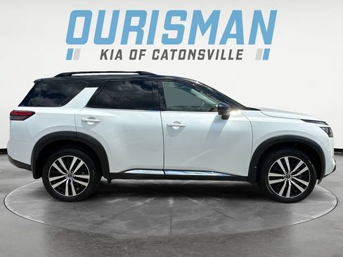 Used 2025 Nissan Pathfinder Platinum w/ Black Appearance Package AWD/4WD image 7