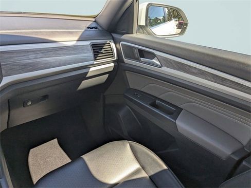 Used 2021 Volkswagen Atlas Cross Sport SE w/ Panoramic Sunroof Package image 19