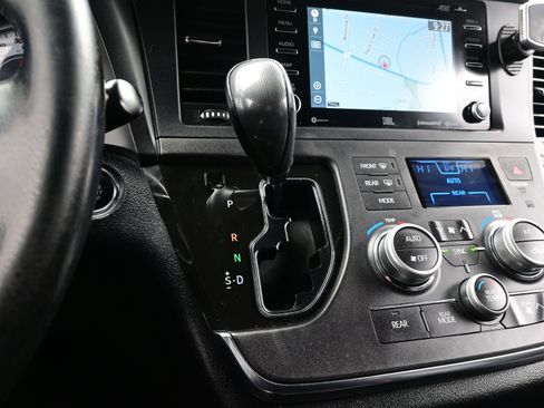Used 2019 Toyota Sienna SE w/ SE Preferred Package image 23