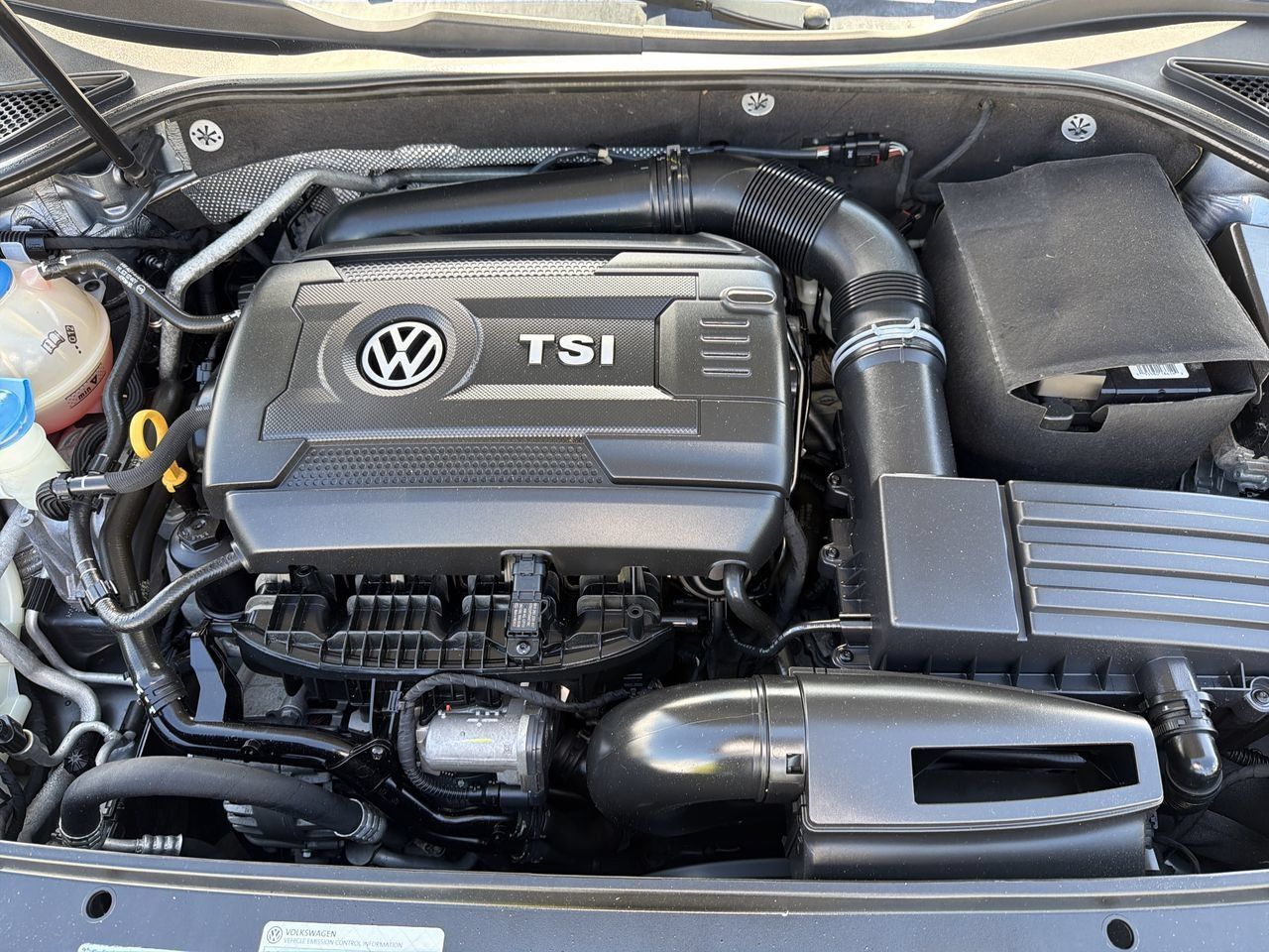 Used 2017 Volkswagen Passat 1.8T R-Line w/ R-Line Lighting Package FWD image 10