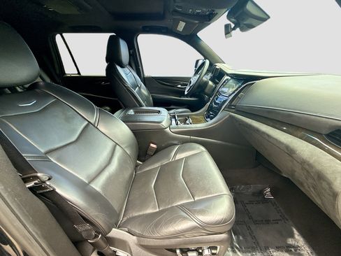 Used 2018 Cadillac Escalade Platinum RWD image 31