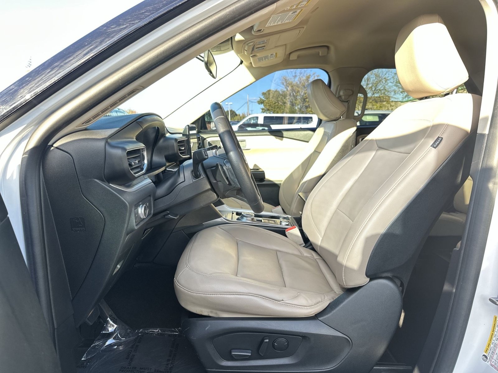 Used 2020 Ford Explorer XLT w/ Equipment Group 202A AWD/4WD image 14