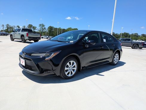 Used 2026 Toyota Corolla LE FWD image 3