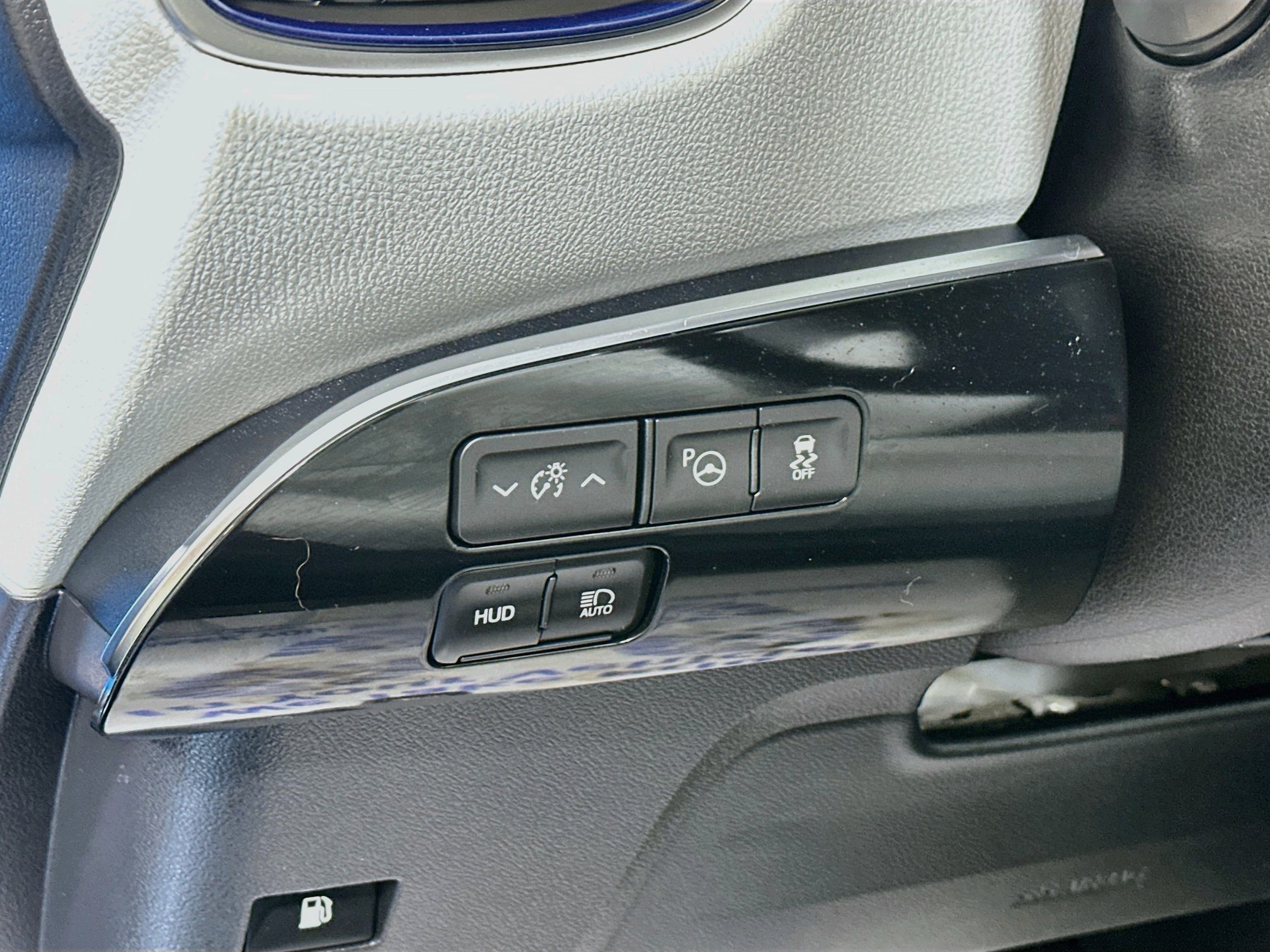 Used 2022 Toyota Prius Limited w/ Premium Convenience Package FWD image 10