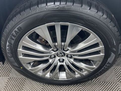 Used 2022 Toyota Venza XLE image 7