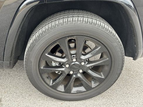 Used 2022 Jeep Grand Cherokee Laredo X image 3