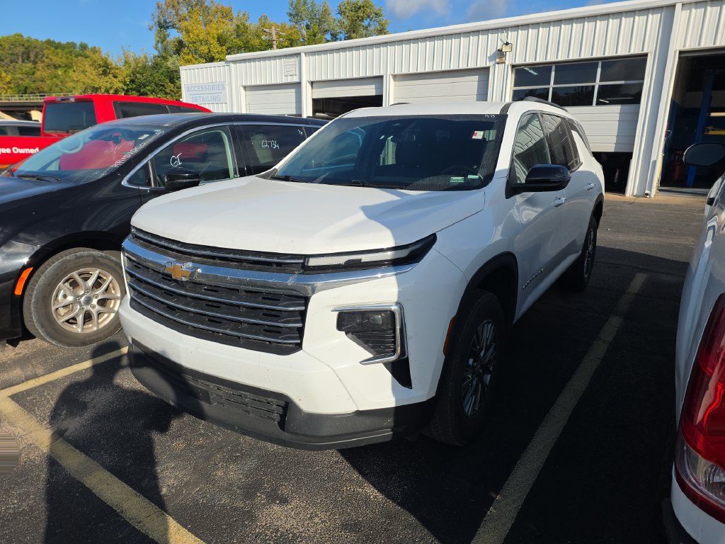 Used 2026 Chevrolet Traverse LT FWD image 3