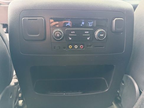 Used 2018 Chevrolet Suburban LT image 18
