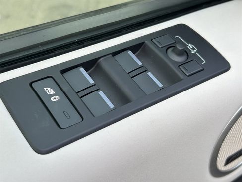 Used 2025 Land Rover Discovery S image 25