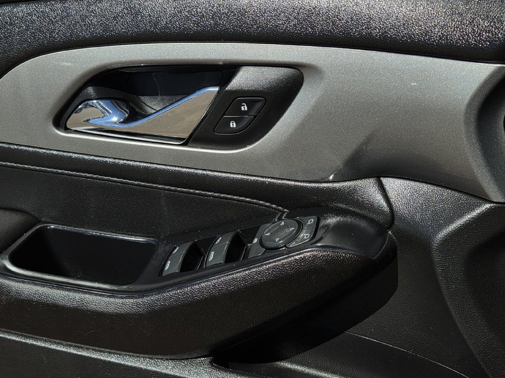 Used 2023 Chevrolet Traverse LT FWD image 17