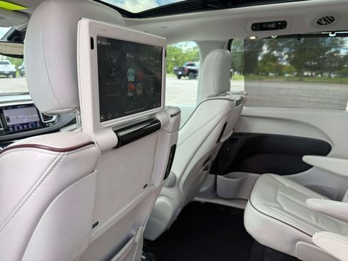 Used 2019 Chrysler Pacifica Limited FWD image 15