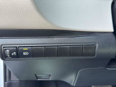 Used 2022 Toyota Corolla LE image 11