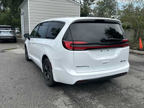 Used 2024 Chrysler Pacifica Limited FWD image 4