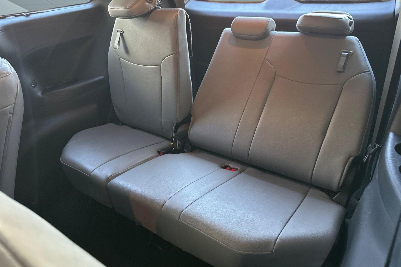 Used 2026 Toyota Sienna XLE FWD image 25