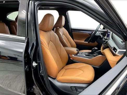 Used 2023 Toyota Highlander Platinum image 7