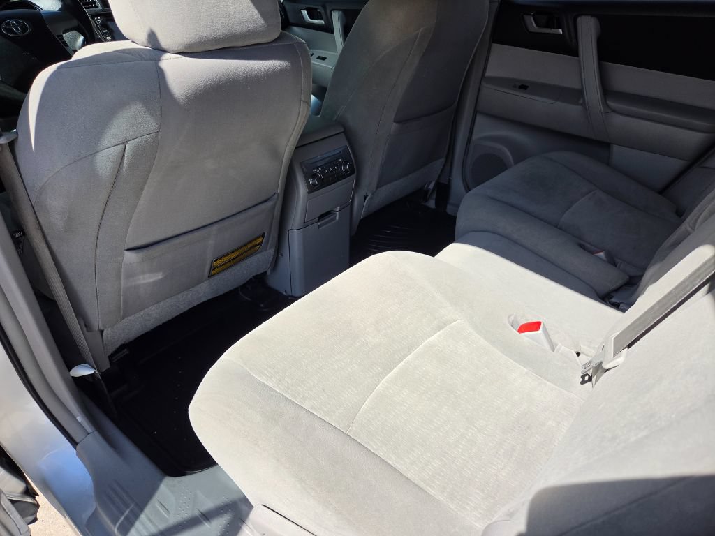 Used 2013 Toyota Highlander Plus FWD image 25