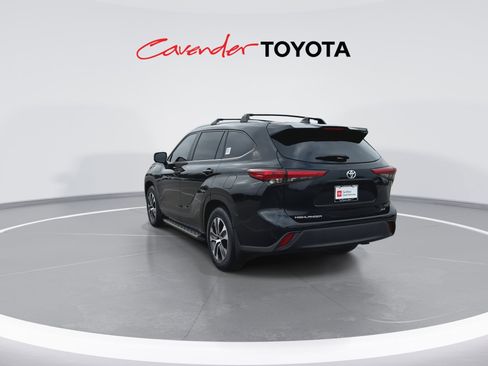Used 2023 Toyota Highlander XLE image 6