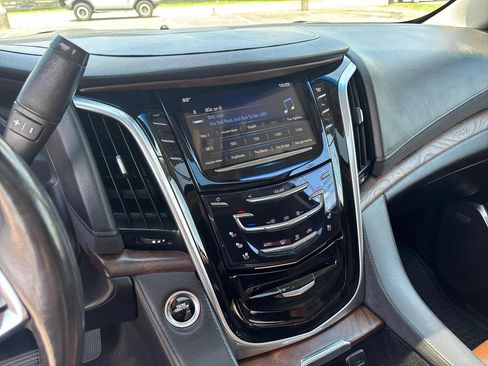Used 2020 Cadillac Escalade Luxury AWD/4WD image 17