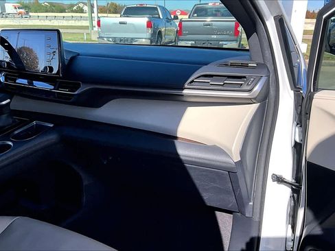 Used 2022 Toyota Sienna XLE image 18