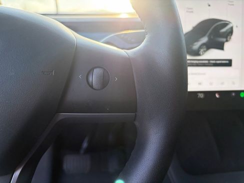 Used 2021 Tesla Model Y Long Range image 26