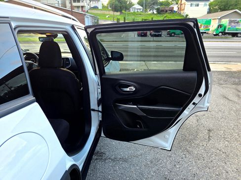 Used 2021 Jeep Cherokee Latitude image 16