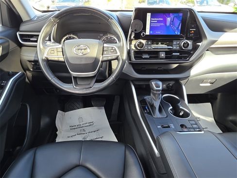 Used 2023 Toyota Highlander XLE image 7