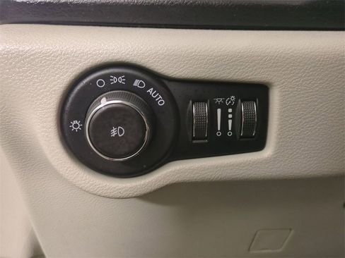 Used 2017 Chrysler Pacifica Touring-L Plus w/ Tire & Wheel Group image 17