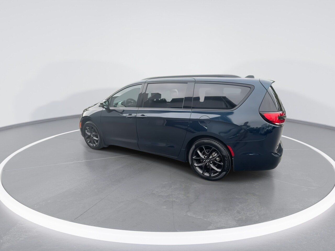 Used 2024 Chrysler Pacifica Touring-L w/ S Appearance Package FWD image 12