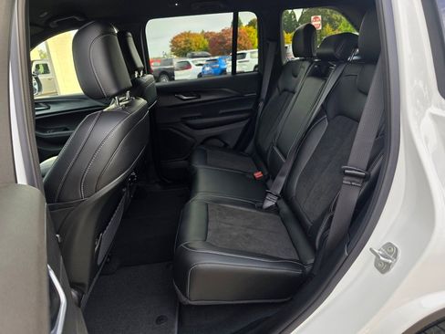 New 2025 Jeep Grand Cherokee Altitude image 9