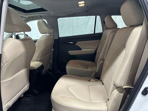 Used 2025 Toyota Highlander XLE image 46