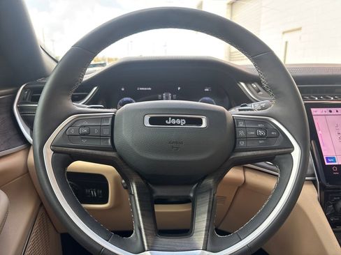 Used 2024 Jeep Grand Cherokee Limited w/ Luxury Tech Group II image 16