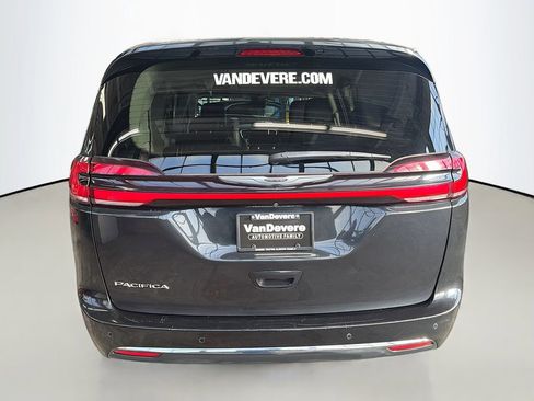 Used 2023 Chrysler Pacifica Touring-L image 6